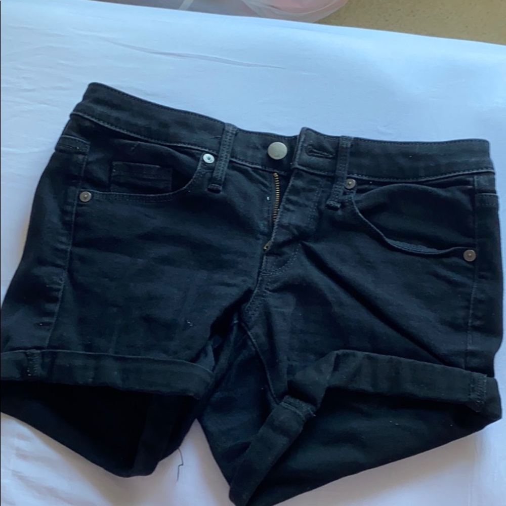 MID RISE black jean shorts